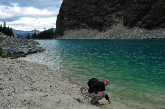Testando as águas geladas do Lake Agnes, durante caminhada na região de Lake Louise, em Alberta, no Canadá